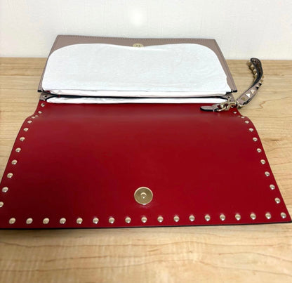 Valentino Garavani Rockstud Leather Flat Clutch Bag – Poudre / Taupe