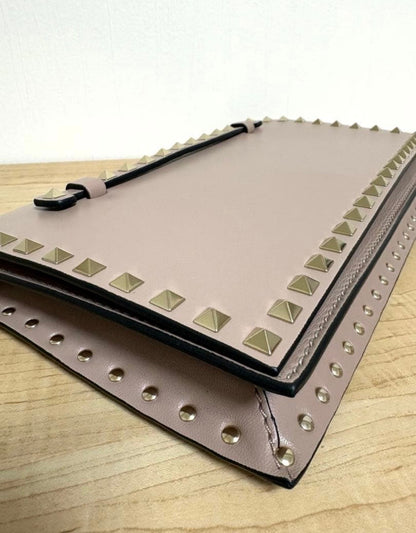 Valentino Garavani Rockstud Leather Flat Clutch Bag – Poudre / Taupe