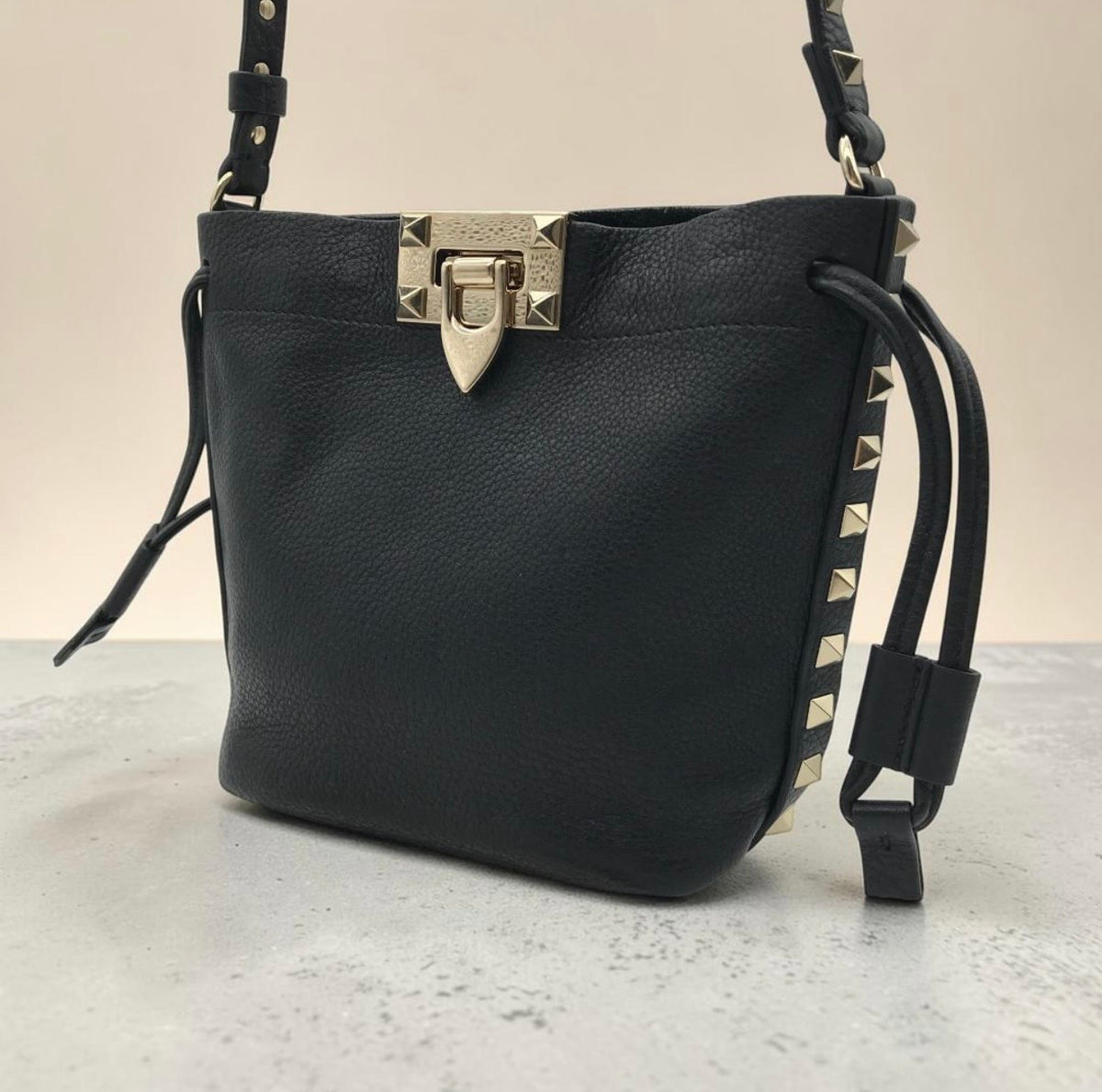 Valentino Garavani Rockstud Alcove Small Bucket Bag - Black Grained Leather