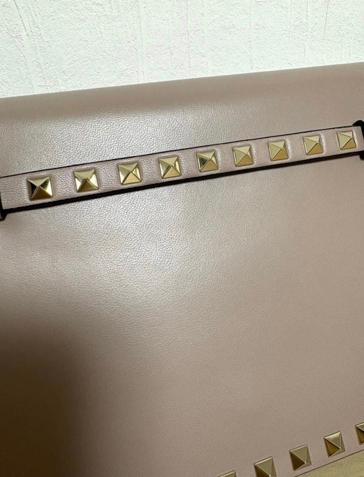 Valentino Garavani Rockstud Leather Flat Clutch Bag – Poudre / Taupe