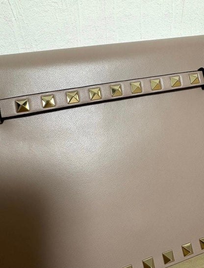Valentino Garavani Rockstud Leather Flat Clutch Bag – Poudre / Taupe