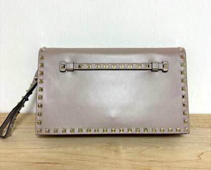 Valentino Garavani Rockstud Leather Flat Clutch Bag – Poudre / Taupe