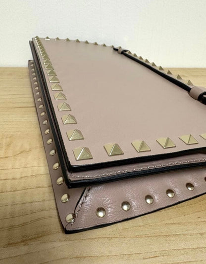Valentino Garavani Rockstud Leather Flat Clutch Bag – Poudre / Taupe
