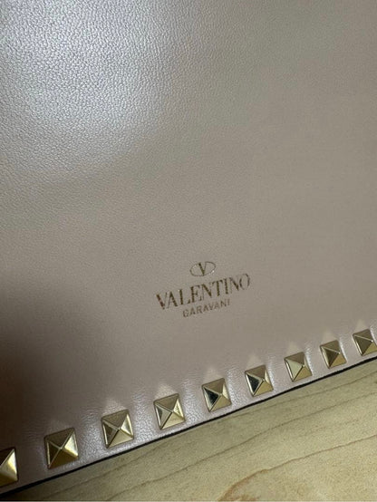 Valentino Garavani Rockstud Leather Flat Clutch Bag – Poudre / Taupe