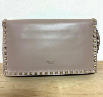 Valentino Garavani Rockstud Leather Flat Clutch Bag – Poudre / Taupe